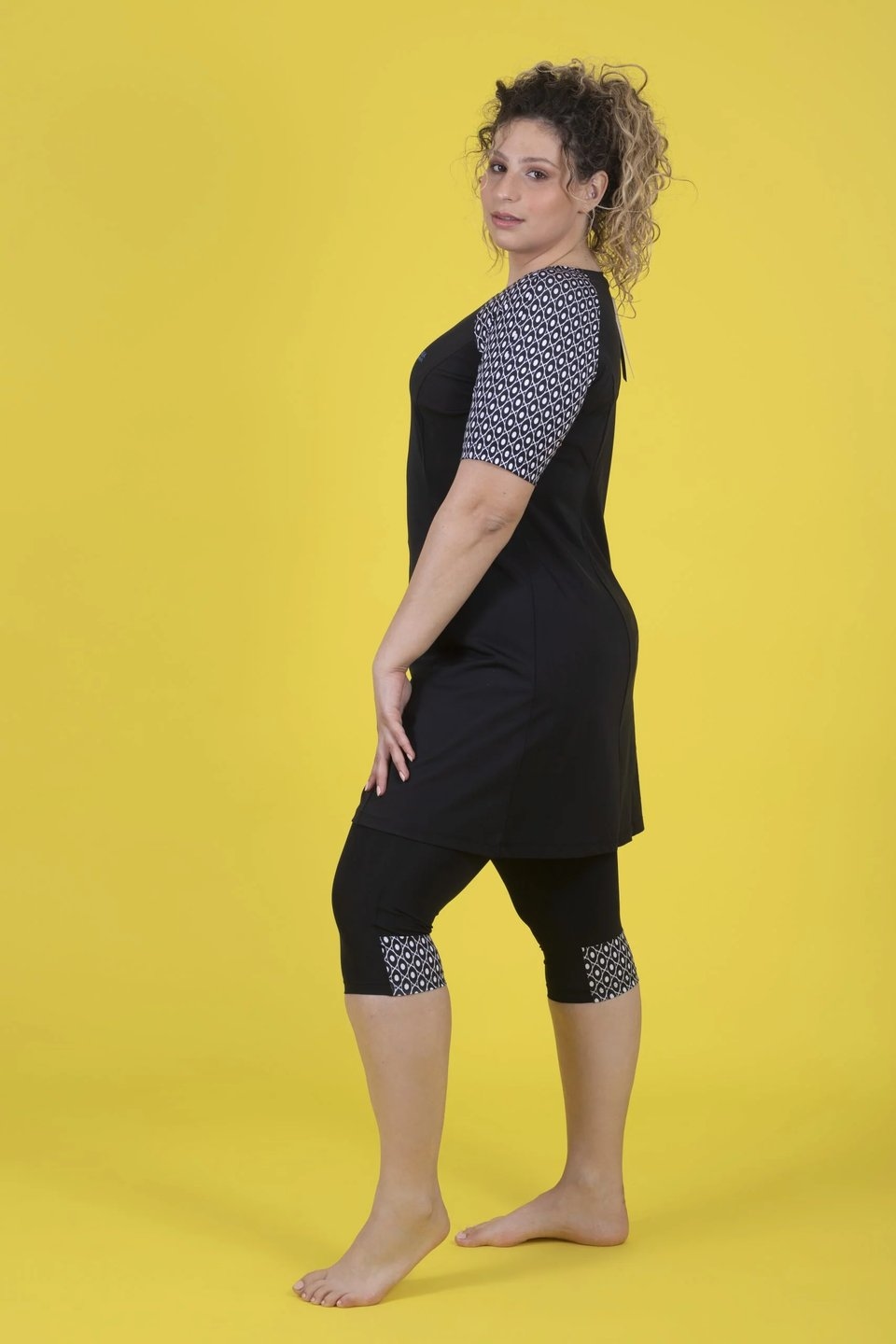 טוניקה שרוול קצר שחור לבן לשחייה וספורט - Image 2